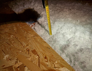 Zateplení stropu rodinného domu pomocí foukané izolace